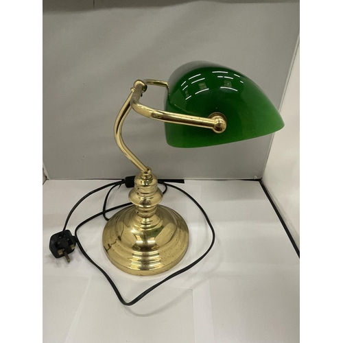 122 - A BRASS BANKERS STYLE LAMP WITH A GREEN GLASS SHADE HEIGHT APPROX 40CM