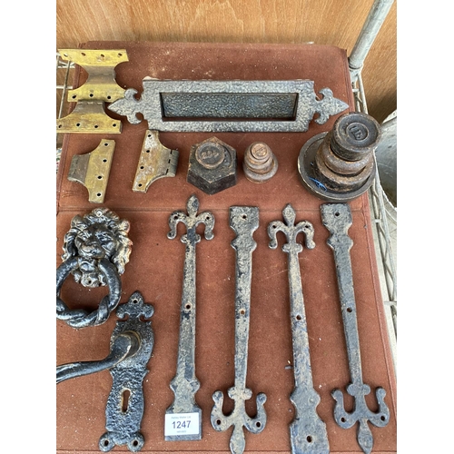 1247 - AN ASSORTMENT OF VINTAGE DOOR FURNITURE TO INCLUDE HINGES, A LETTERBOX AND A LION HEAD DOOR KNOCKER ... 