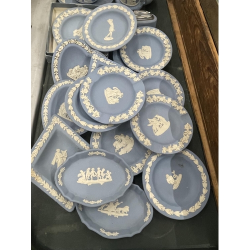 125 - A LARGE QUANTITY OF WEDGWOOD JASPERWARE TO INCLUDE PIN TRAYS, CUP AND SAUCER, MUG, VASE, TABLE LIGHT... 