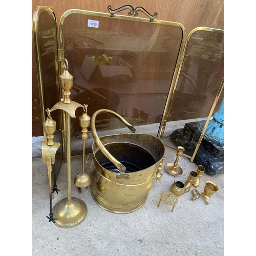 1285 - AN ASSORTMENT OF BRASS ITEMS TO INCLUDE A FIRE SCREEN AND A COAL BUCKET ETC