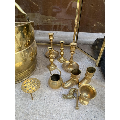 1285 - AN ASSORTMENT OF BRASS ITEMS TO INCLUDE A FIRE SCREEN AND A COAL BUCKET ETC