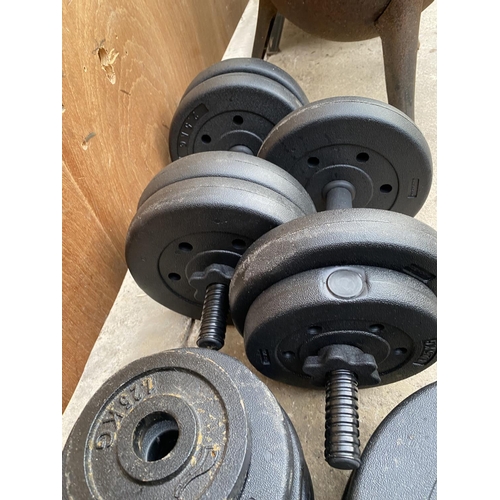 1288 - AN ASSORTMENT OF WEIGHTS TO INCLUDE A WEIGHT LIFTING BAR AND FOUR DUMB BELLS