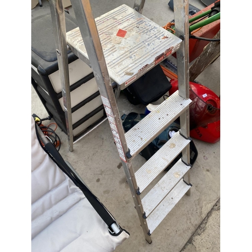 1324 - A FOUR RUNG ALUMINIUM STEP LADDER