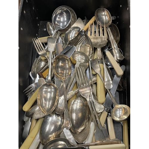 133 - A LARGE QUANTITY OF VINTAGE FLATWARE TO INCLUDE KNIVES, FORKS, SPOONS, LADELS, ETC