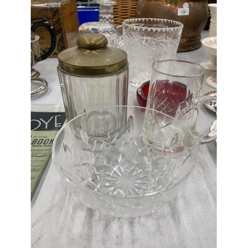 135 - A QUANTITY OF CUT GLASS ITEMS TO INCLUDE BOWLS, A DECANTER, VASE, ETC