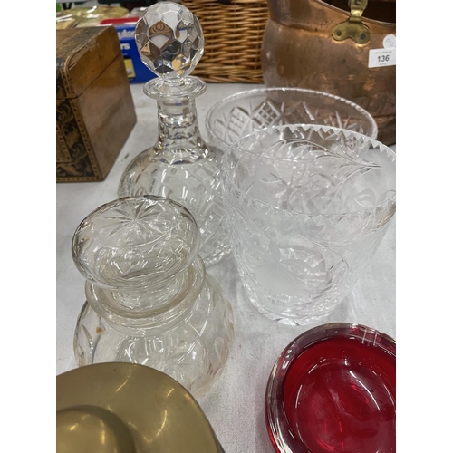 135 - A QUANTITY OF CUT GLASS ITEMS TO INCLUDE BOWLS, A DECANTER, VASE, ETC