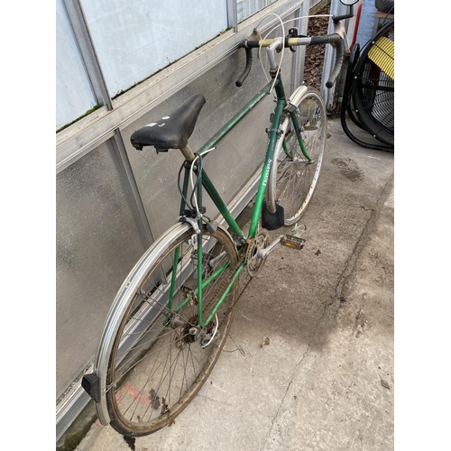 1376 - A VINTAGE DAWES LIGHTNING BIKE WITH 10 SPEED GEAR SYSTEM