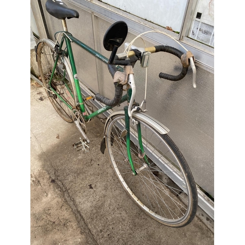 1376 - A VINTAGE DAWES LIGHTNING BIKE WITH 10 SPEED GEAR SYSTEM