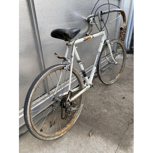 1380 - A VINTAGE VISCOUNT CHILDS BIKE