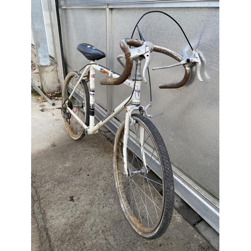 1380 - A VINTAGE VISCOUNT CHILDS BIKE