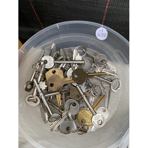 1398 - A LARGE ASSORTMENT OF KEYS