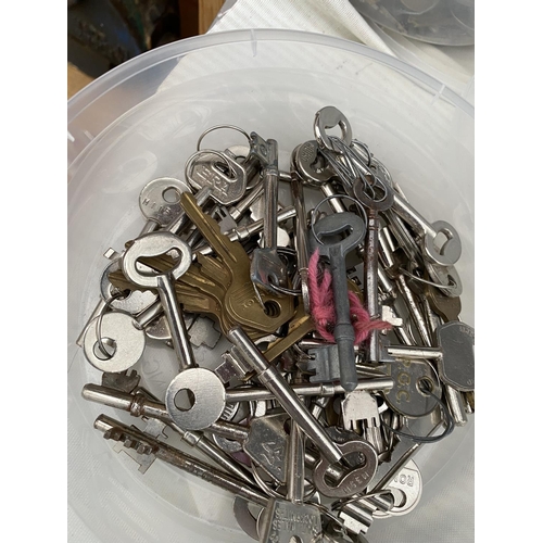 1398 - A LARGE ASSORTMENT OF KEYS