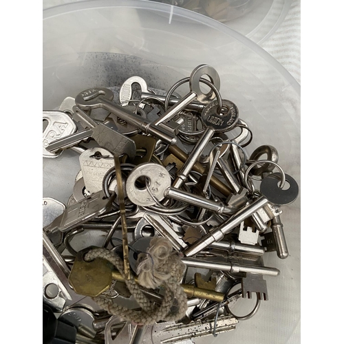 1398 - A LARGE ASSORTMENT OF KEYS