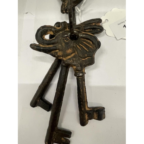 140 - A SET OF VINTAGE LARGE KEYS WITH ANIMAL HEADS ON A RING