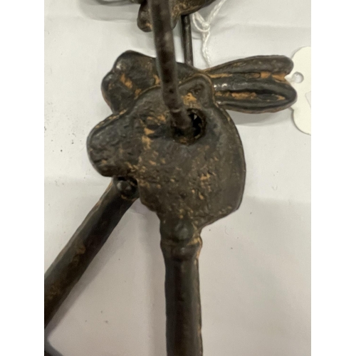 140 - A SET OF VINTAGE LARGE KEYS WITH ANIMAL HEADS ON A RING