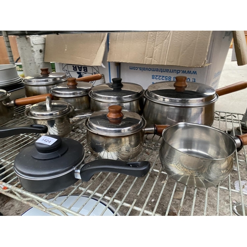 1424 - A LARGE ASSORTMENT OF KITCHEN ITEMS TO INCLUDE POTS AND PANS ETC