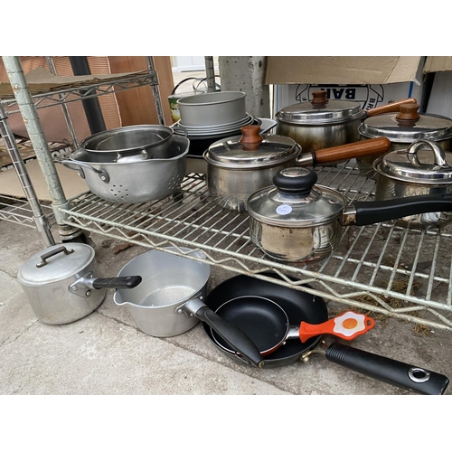 1424 - A LARGE ASSORTMENT OF KITCHEN ITEMS TO INCLUDE POTS AND PANS ETC