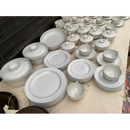 1426 - A LARGE CERAMIC DINNER SERVICE TO INCLUDE TRIOS, PLATES, TUREENS AND SOUP BOWLS ETC