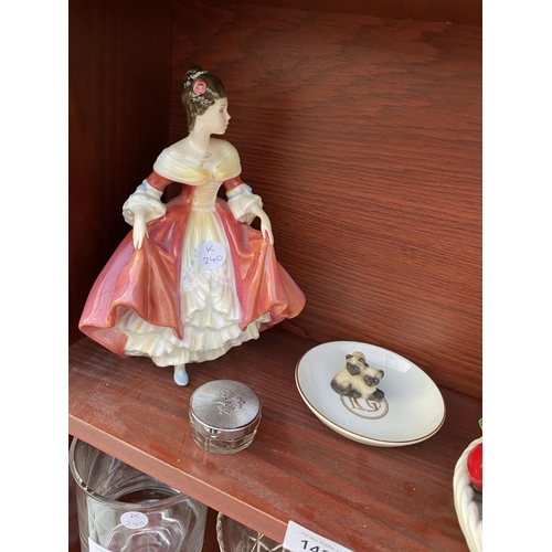 1431 - AN ASSORTMENT OF CERAMIC ITEMS TO INCLUDE A ROYAL DOULTON SOUTHERN BELLE FIGURE, A POSIE BASKET AND ... 