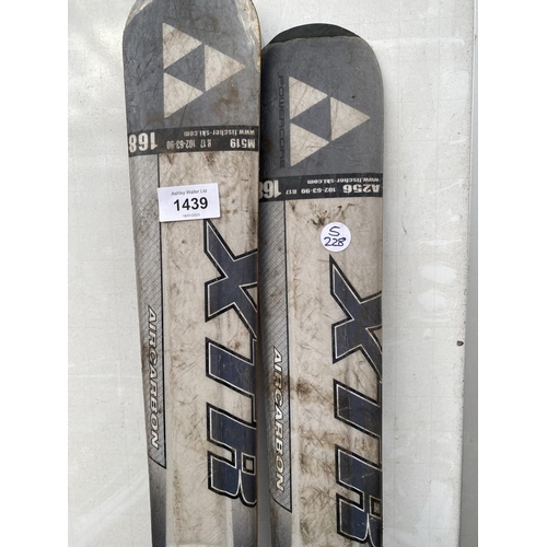 1439 - A PAIR OF CARVE PRO FISCHER SKIS