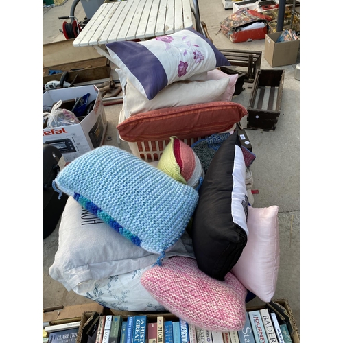 1452 - A LARGE ASSORTMENT OF CUSHIONS