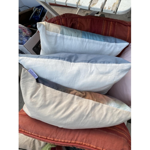 1452 - A LARGE ASSORTMENT OF CUSHIONS