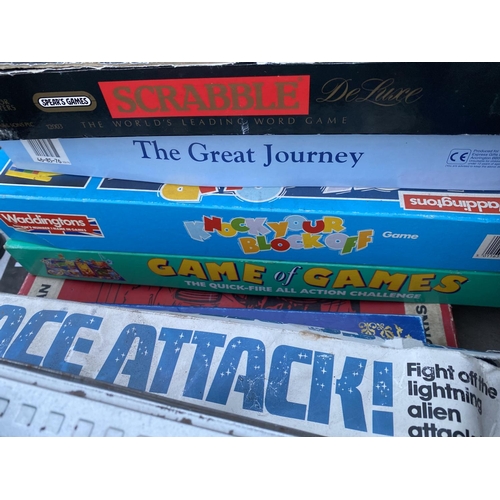 1487 - AN ASSORTMENT OF VINTAGE AND RETRO BOARD GAMES