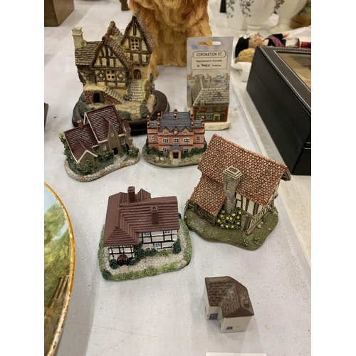 154 - A QUANTITY OF COLLECTABLE COTTAGES TO INCLUDE LILLIPUT LANE AND WADE CORONATION STREET