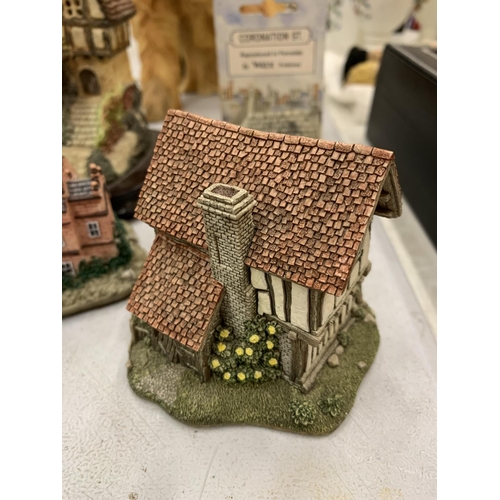 154 - A QUANTITY OF COLLECTABLE COTTAGES TO INCLUDE LILLIPUT LANE AND WADE CORONATION STREET