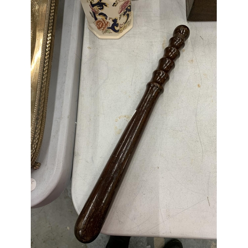 165 - A VINTAGE WOODEN TRUNCHEON