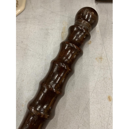 165 - A VINTAGE WOODEN TRUNCHEON