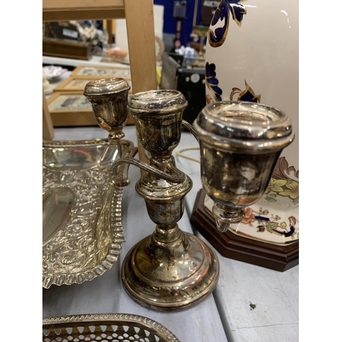 167 - A QUANTITY OF SILVER PLATED ITEMS TO INCLUDE A LARGE AND SMALLER GALLERIED TRAYS, CANDLESTICKS, ETC