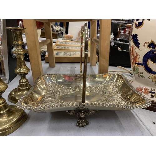 167 - A QUANTITY OF SILVER PLATED ITEMS TO INCLUDE A LARGE AND SMALLER GALLERIED TRAYS, CANDLESTICKS, ETC