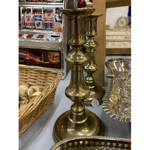 167 - A QUANTITY OF SILVER PLATED ITEMS TO INCLUDE A LARGE AND SMALLER GALLERIED TRAYS, CANDLESTICKS, ETC