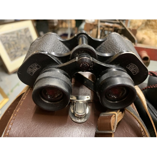 193 - THREE PAIRS OF VINTAGE CARL ZEISS BINOCULARS TO INCLUDE A SMALL PAIR OF VOIGTLANDER BRAUNSCHWEL IN L... 