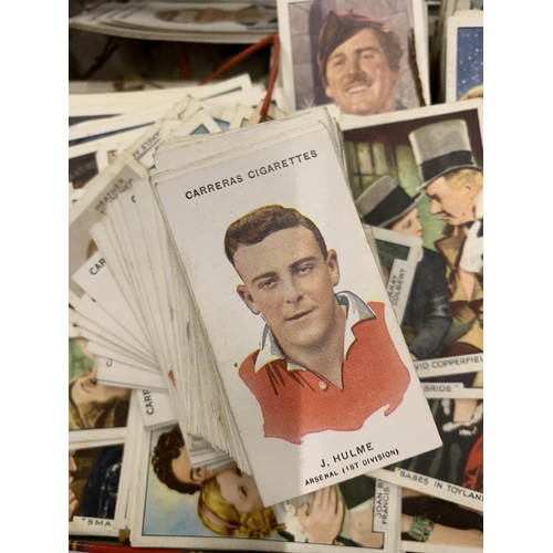 198 - A LARGE COLLECTION OF LOOSE CIGARETTE CARDS