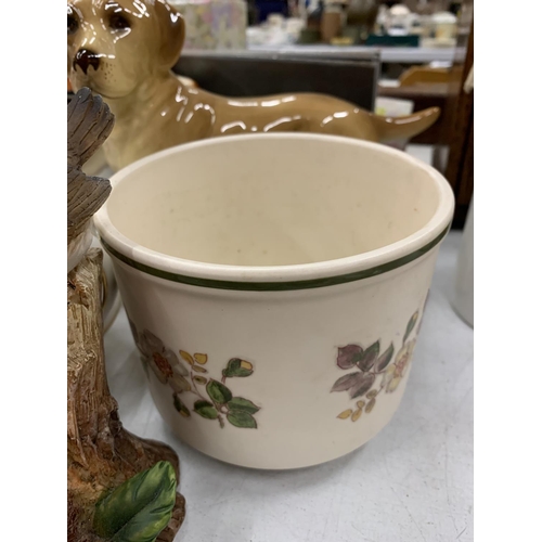 206 - A MIXED LOT OF CERAMICS TO INCLUDE COOPERCRAFT DOGS, CABINET PLATES, TRINKET BOXES, FIGURINES, ETC