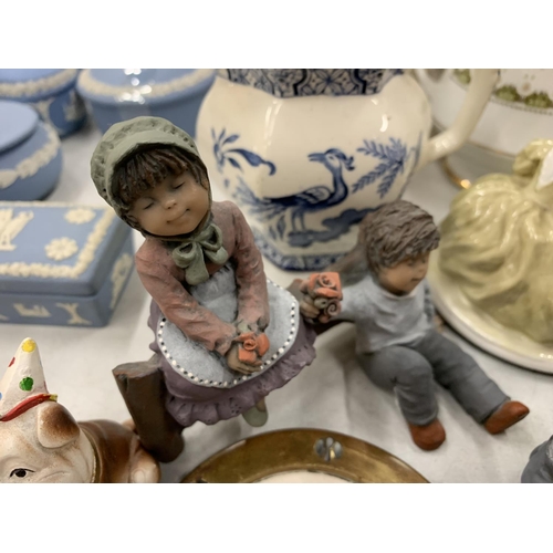 206 - A MIXED LOT OF CERAMICS TO INCLUDE COOPERCRAFT DOGS, CABINET PLATES, TRINKET BOXES, FIGURINES, ETC