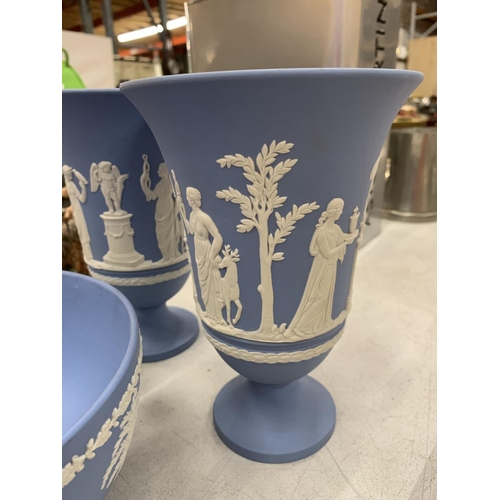 216 - THREE LARGE PIECES OF WEDGWOOD JASPERWARE TO INCLUDE A PAIR OF VASES AND A BOWL