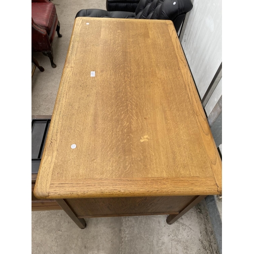 2217 - A MID 20TH CENTURY 'ABBESS' OAK SINGLE PEDESTAL OFFICE DESK, 48X26