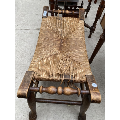 2276 - A MID 20TH CENTURY OAK RUSH SEATED STOOL ON KICK-OUT LEGS AND TURNED ENDS