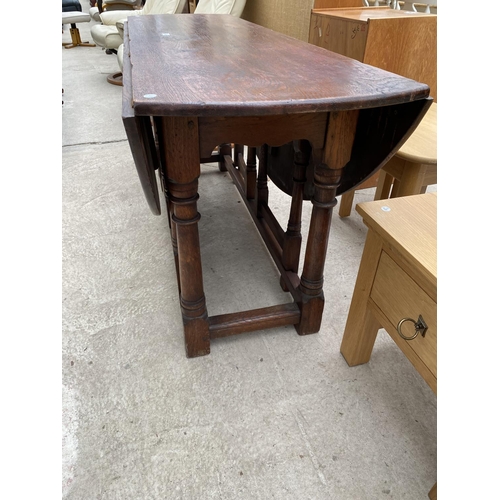 2285 - A GEORGE III STYLE OAK WAKES TABLE ON TURNED LEGS, 55X65