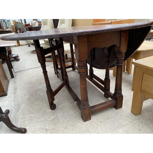 2285 - A GEORGE III STYLE OAK WAKES TABLE ON TURNED LEGS, 55X65