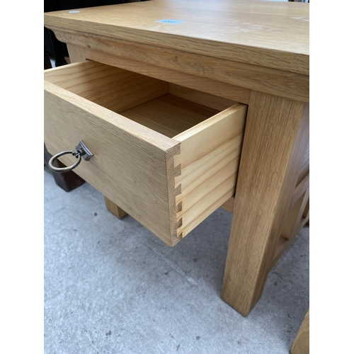 2286 - A PAIR OF 'GLOBAL HOME' OAK BEDSIDE CHESTS