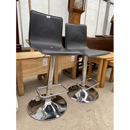 2289 - A PAIR OF BLACK FAUX LEATHER PUMP STOOLS ON CHROME BASES