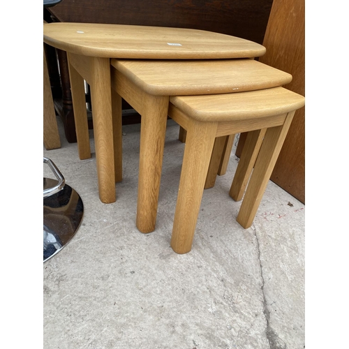 2290 - A MODERN OAK NEST OF THREE TABLES