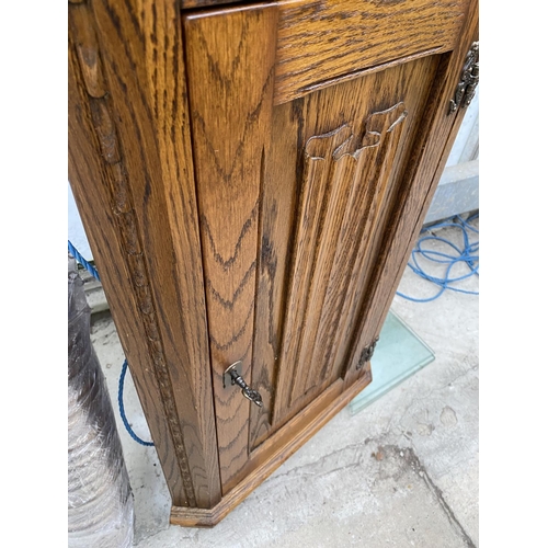 2326 - AN OAK 'JAYCEE' GLAZED AND LEADED CORNER CABINET WITH LINENFOLD DOOR TO THE BASE, 18