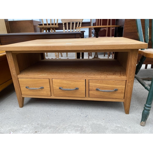 2372 - A MODERN OAK TV STAND WITH THREE DRAWERS, 36X24