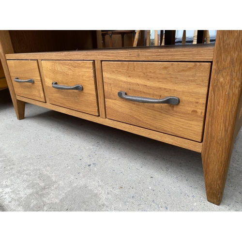 2372 - A MODERN OAK TV STAND WITH THREE DRAWERS, 36X24