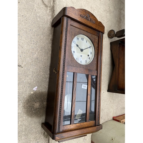 2386 - AN EARLY 20TH CENTURY OAK EIGHT-DAY WALL CLOCK